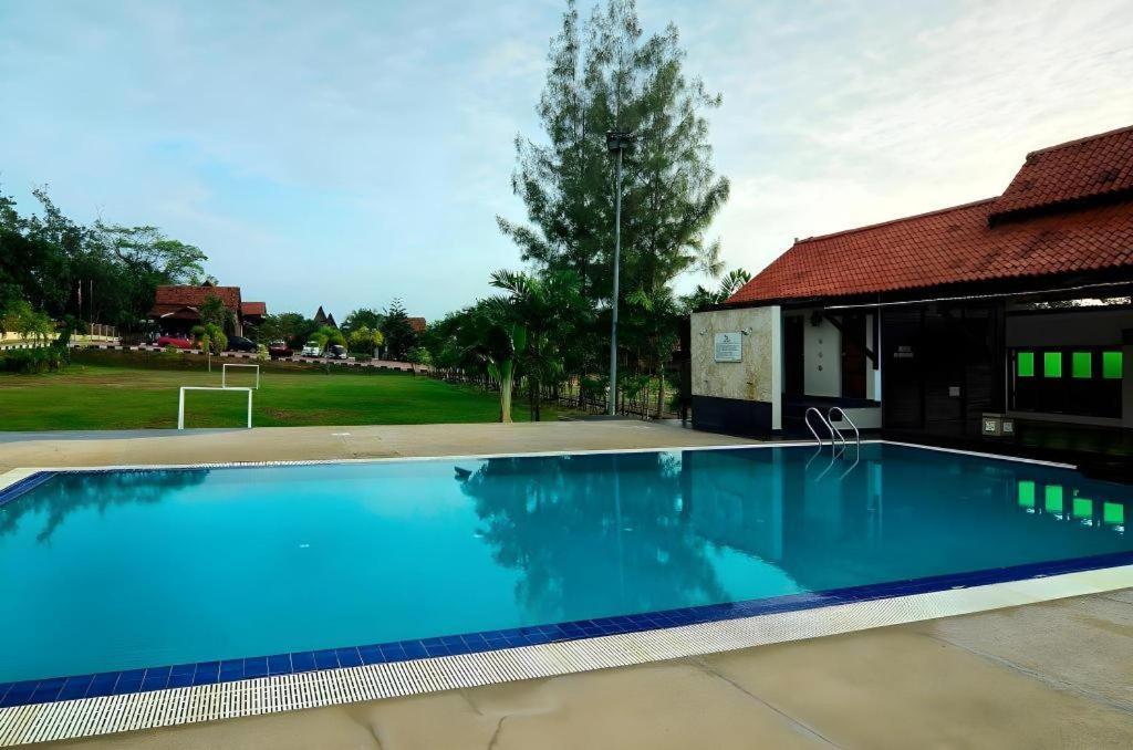Oyo Home 90745 Desa Balqis Beach Resort Malacca Exterior photo