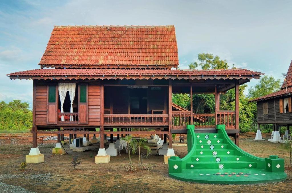 Oyo Home 90745 Desa Balqis Beach Resort Malacca Exterior photo
